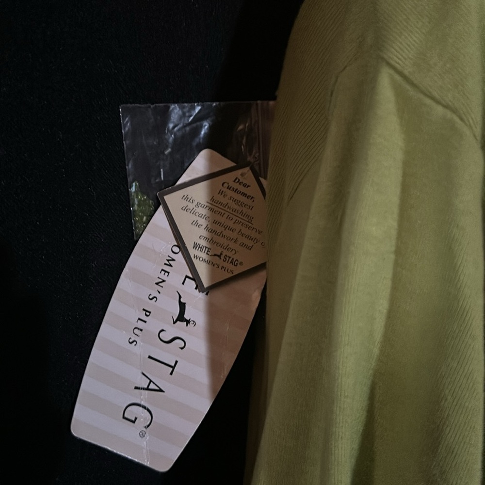 Green, ws split neck top - Picture 2 of 3